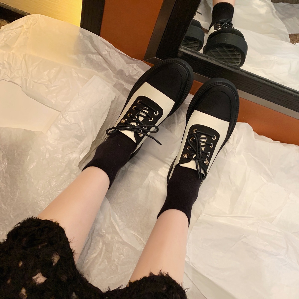 シューズ 靴 くつ クツ レディース オールシーズン 革靴 ローファー レースアップ 4cm ヒール 厚底 ラウンドトゥ 光沢感 かっこいい かちっと感 きれいめ かわいい ホワイト ブラック