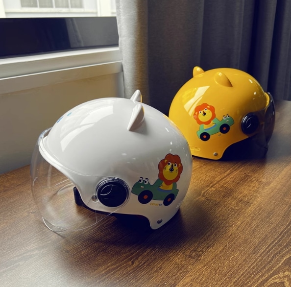 新しい国家標準の子供用電気自動車ヘルメット漫画の耳のバッテリー自動車安全ヘルメット男の子と女の子のかわいいハーフヘルメット336