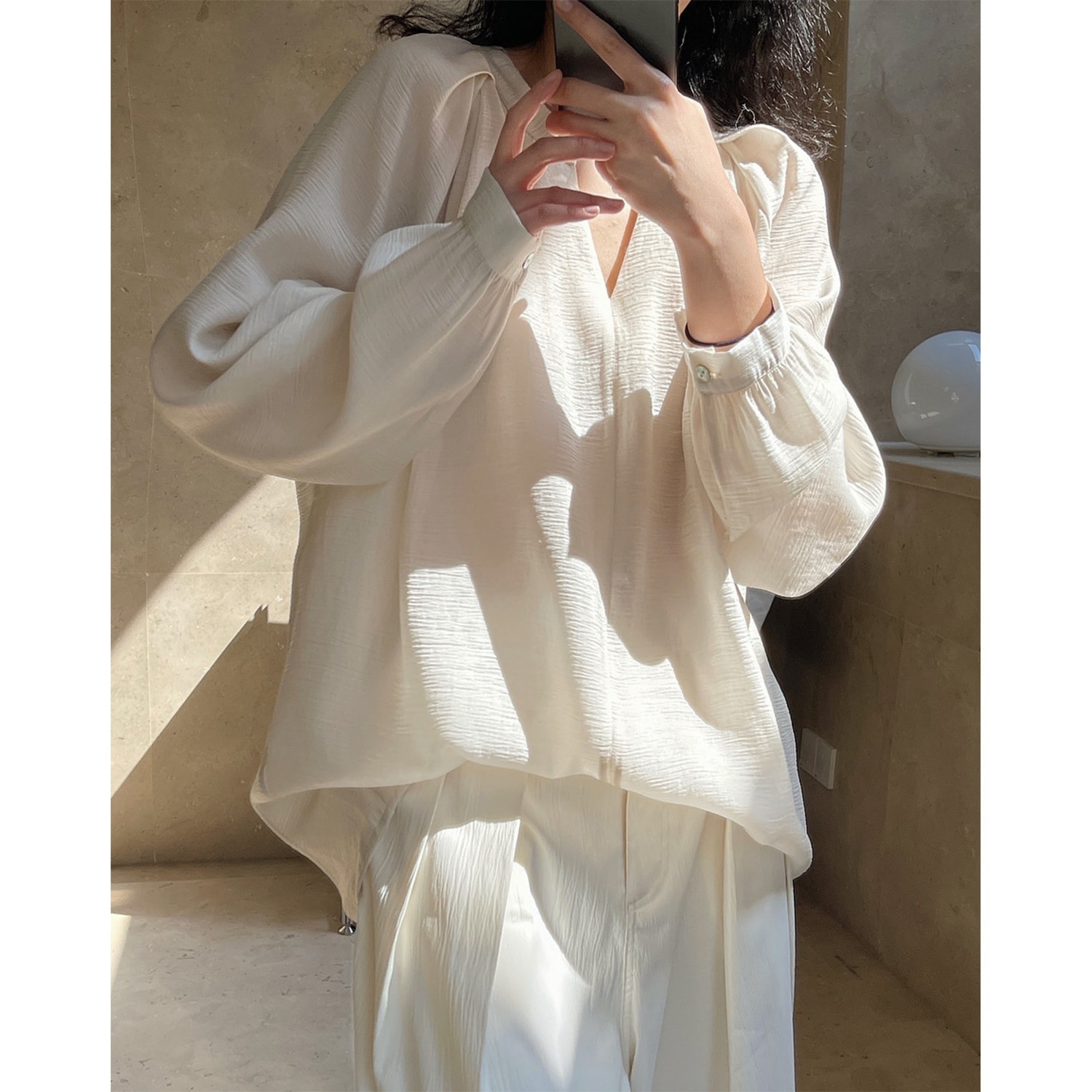 ファッショナブルな雰囲気Vネックテンセル薄い感じシャツ緩い薄い光通気性日焼け止めブラウス女性の夏の新しい韓国語バージョン