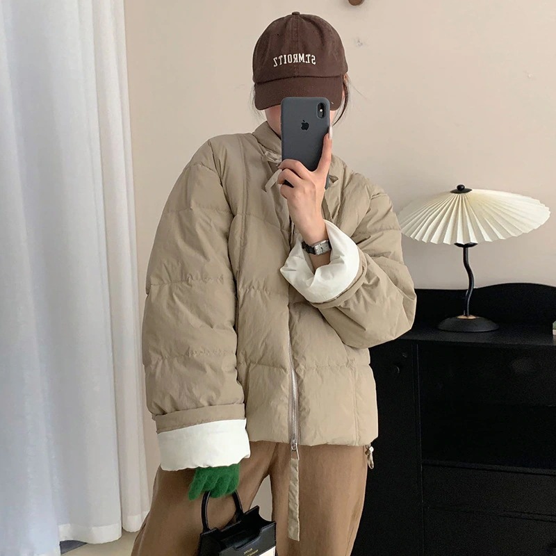 ファッションの甘い短いダウンジャケットの女性卸売り2024冬の新しいリボンは保温して白いアヒルのダウンジャケットの潮を厚くします