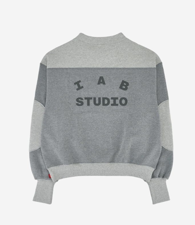 【IAB STUDIO】 IAB Studio x Delicious in Dungeon Laios Sweatshirt Gray