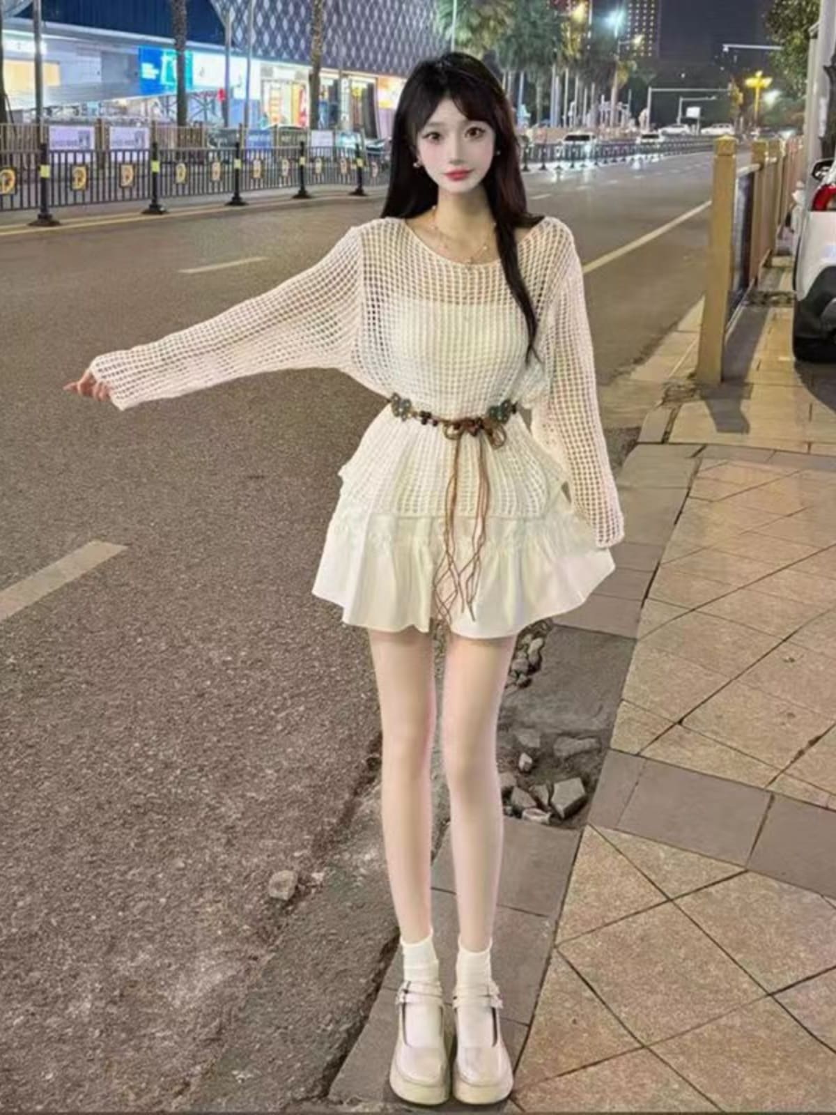 女性の春夏服の新しいモデルのだるいゆったりした頭の透かし彫り日焼け防止のブラウスサスペンダースーツ春の半身スカートの3点セット