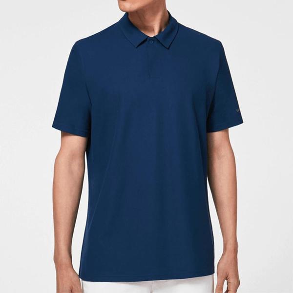 きちんとしたネイビーの男性用カラーTシャツ 夏のデイリーコーディルック シンプルルック カジュアルコーディ 彼氏 旅行ファッション Tシャツファッション