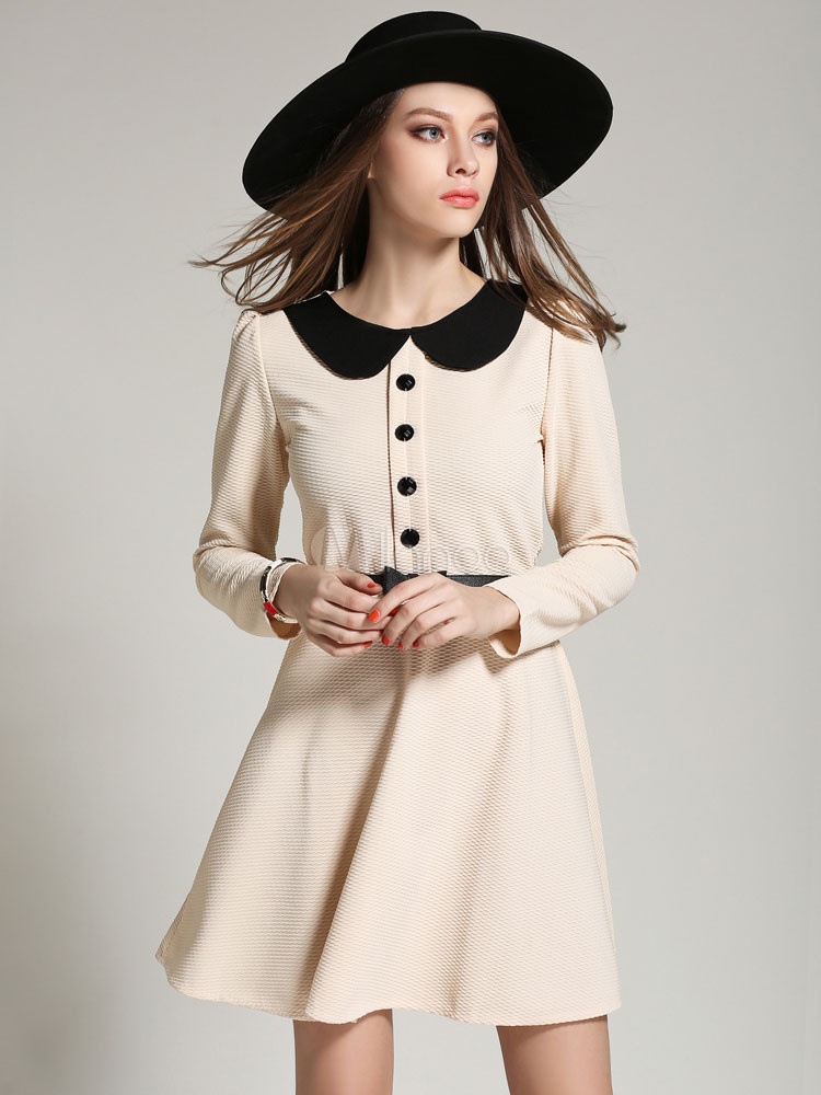 女性のためのアプリコットサッシのボタンフレアワンピース