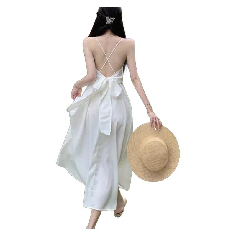 旅行は網赤のサスペンダーを着て背中のワンピースを着て夏はやせて白い仙女海辺のリゾートビーチは白い