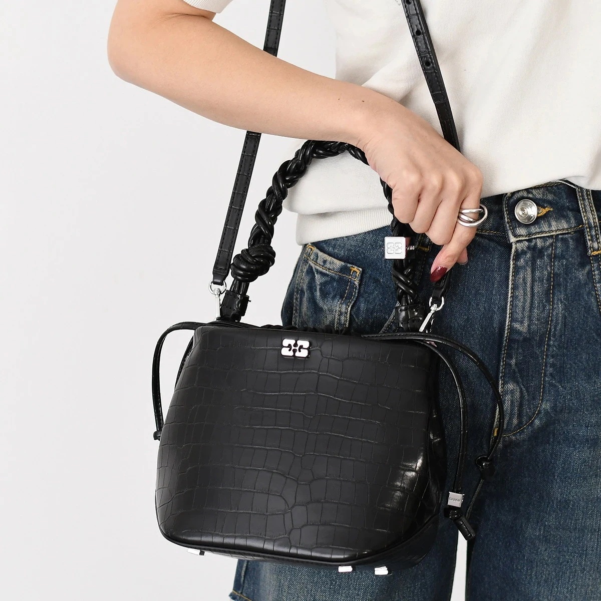 ショルダーバッグ 2WAY ハンドバッグ A6965 レディース ブラック リサイクルレザー 鞄 カバン 巾着 バタフライロゴ 編み込み ハンドル ギフト