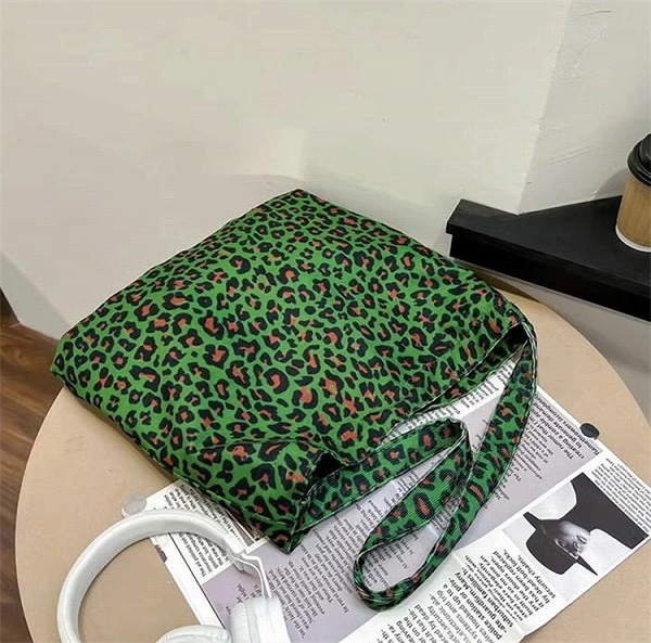 見なきゃ損する INSスタイル 斜め掛け リュック 布袋 ヒョウ柄 脇バッグ プリント ショルダーバッグ