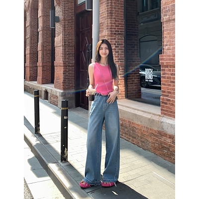 ブルーのゆったりワイドジーンズ女性垂れるようなデザイン感モップ付きのロングパンツです