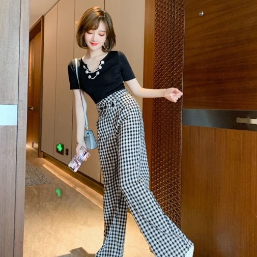 2点セット セットアップ レディース トップス パンツ カットソー ストレートパンツ 半袖 襟なし アクセサリー ビジュー ラインストーン かわいい 大人可愛い きれいめ シンプル 上品