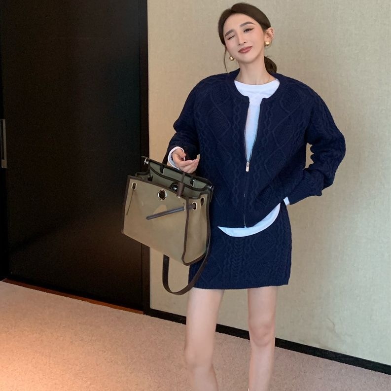 ルーズツイストニットセットアップ カーディガン 長袖 ショート丈 ジッパー 前開き ラウンドネック ミニスカート ハイウエスト 無地 ルーズ 2点セット 上下セット 韓国 レディース