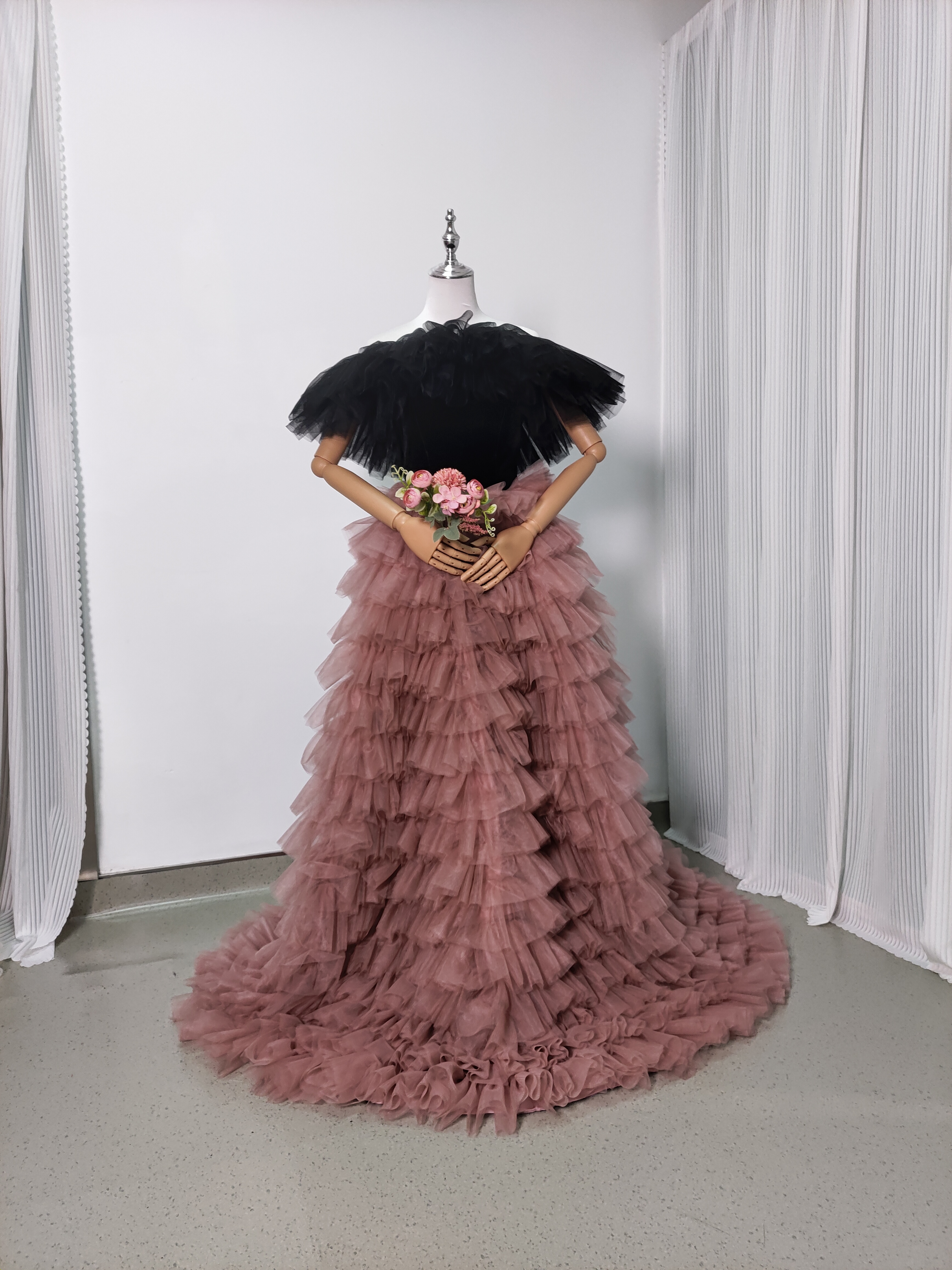カラードレス ブラック ピンク オフショルダー 柔らかく重ねたチュールスカート フリルドレス 披露宴/結婚式