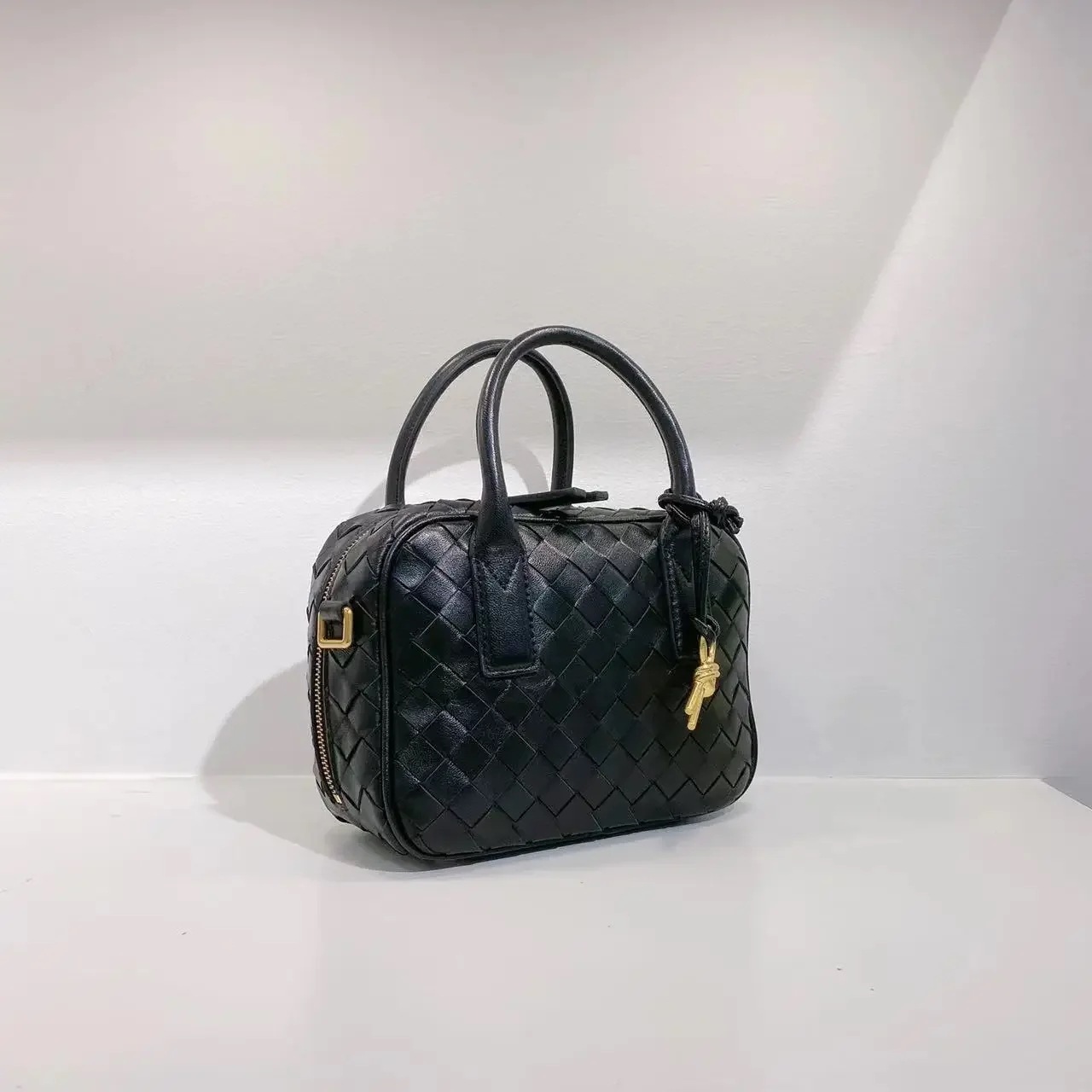 シンプルな感触のボストンクロスボディバッグ通勤ハンドバッグフルシープスキン小さな四角い織りバッグ中国本土からのソフト新しい2022 - 1524