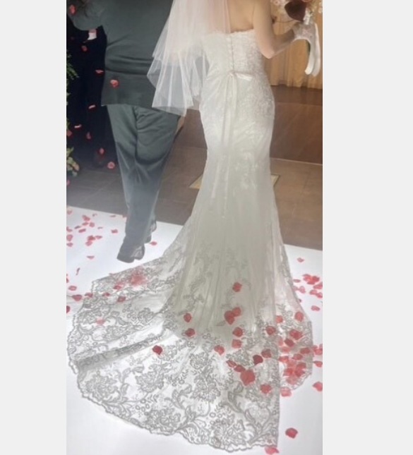 実例写真！ウェディングドレス マーメイドライン ベアトップ 贅沢な総レース 編み上げ 華やかなトレーン 結婚式