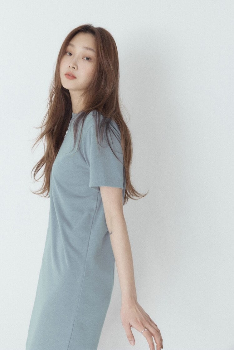 ワンピース Tシャツ 膝丈 ひざ丈 l 膝下 袖あり 半袖 ラウンドネック ストレート 伸縮性 薄手 かわいい シンプル カジュアル 大人可愛い こなれ感 ラフ スポーティー 無地 夏 10代 2