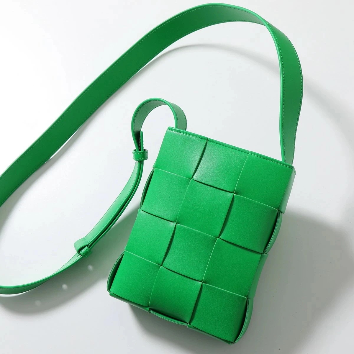 BOTTEGA VENETA ボッテガヴェネタ ショルダーバッグ CASSETTE カセット 729298 VBWD3 メンズ マキシイントレチャート レザー フォンポーチ 鞄 3724