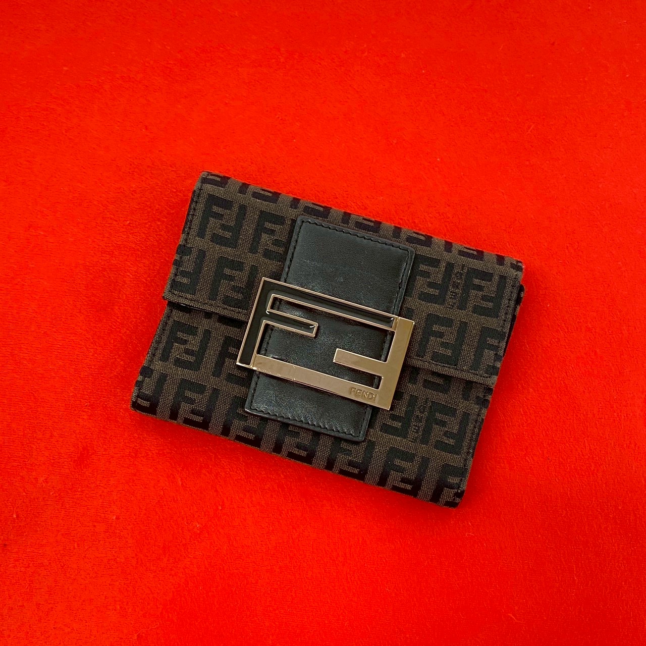 ズッキーノ FF 柄 ロゴ 金具三つ折り財布 キャンバス レザー ブラウン 20681
