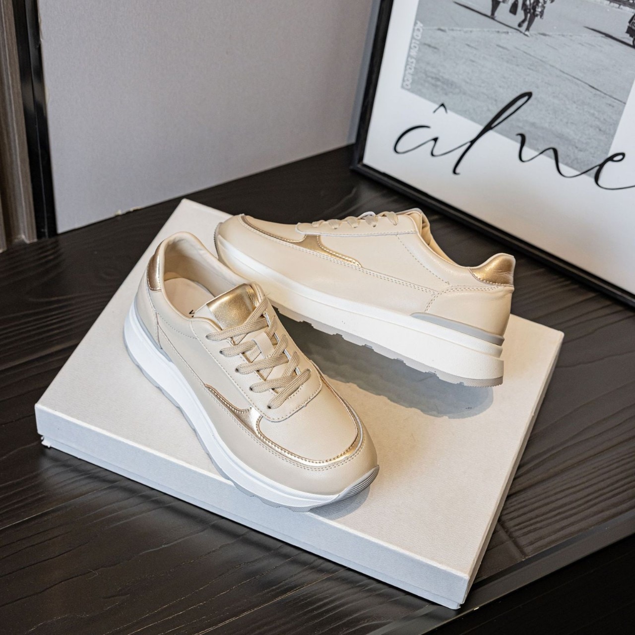 2025年春秋の新作本革オールマッチ厚底身長アップホワイトシューズレディース韓国風トレンドカラーマッチングカジュアルスポーツシューズレディース