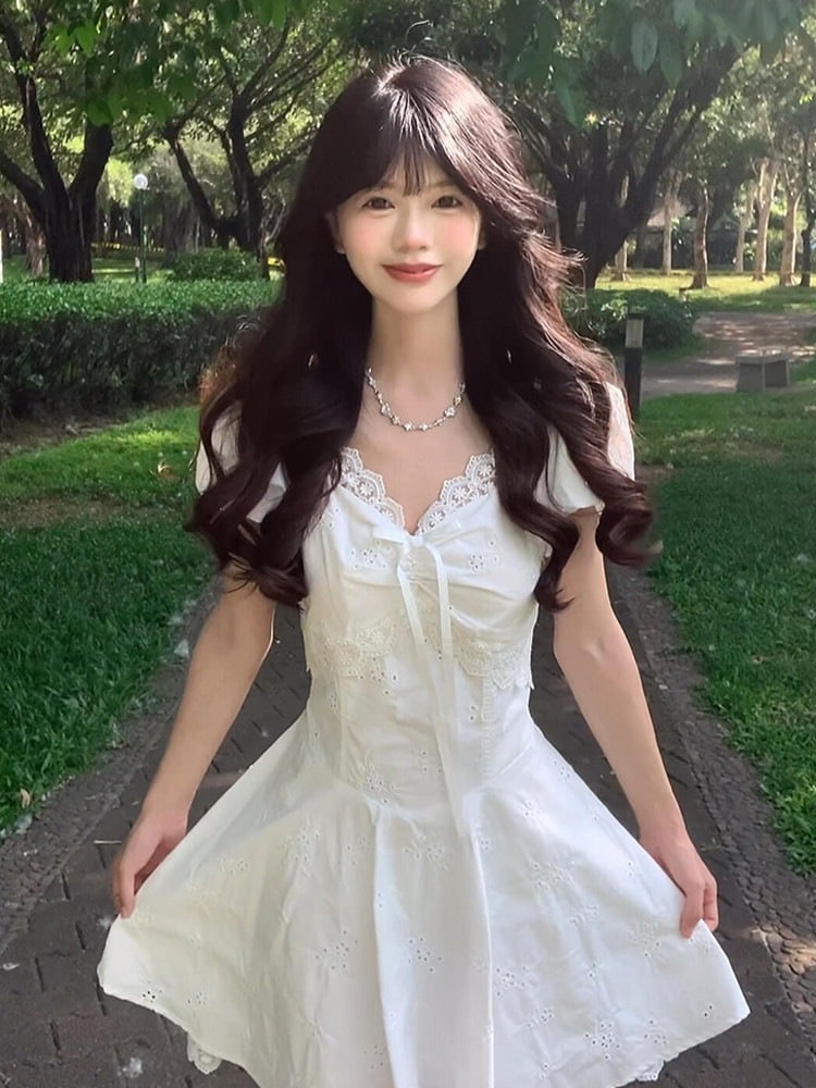 初春夏にぴったりの美しいレースの白い小柄な女性にとても似合う春の装い