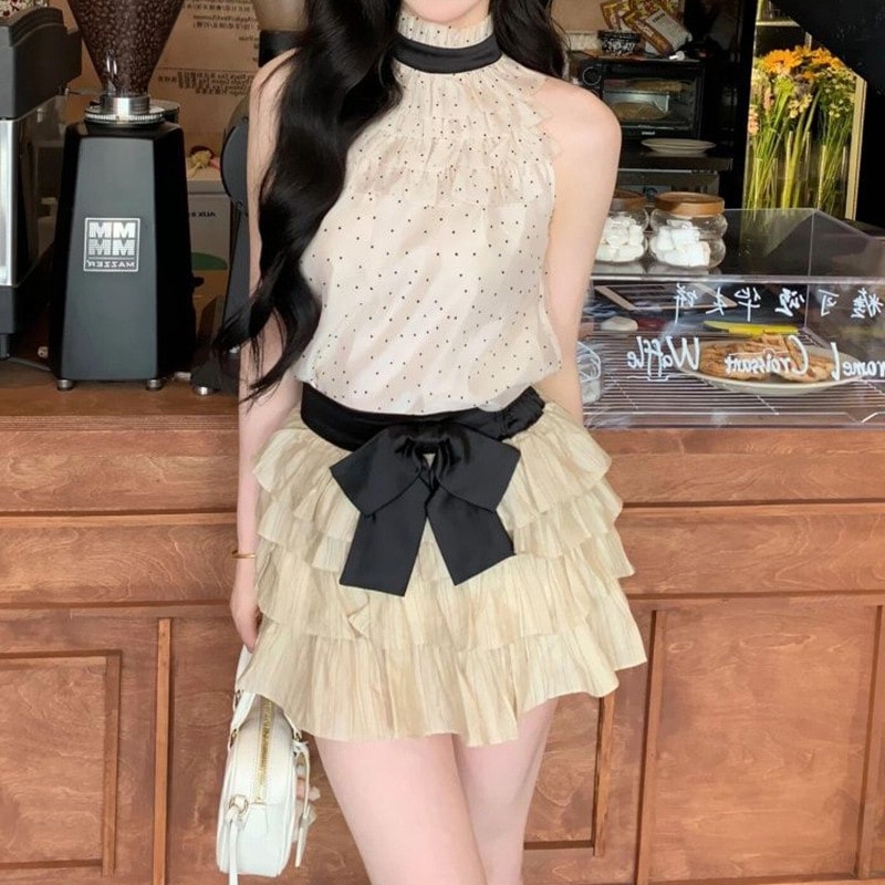 フレンチドット柄のホルターネックトップとハイウエストのティアードミニスカートが特徴のエレガントで若々しいレディースのツーピースセットです