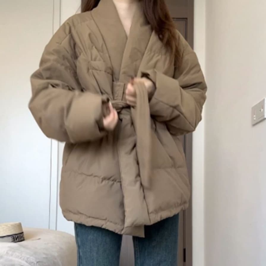 アウター ジャケット ダウンジャケット ミディアム丈 長袖 襟なし 前開きウエストベルト 中綿 かわいい 大人可愛い きれいめ シンプル 上品 おしゃれ かっこいい カジュアル こなれ感 個性的
