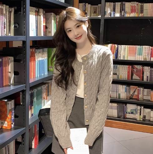 クーポン有ニット カーディガン 前開き ケーブルニット ボタン トップス アウター 秋 冬 普通丈トップス 長袖 萌袖 クルーネック 丸首 スリム 細身 スマート グレー 灰色 ホワイト 白 オフィス