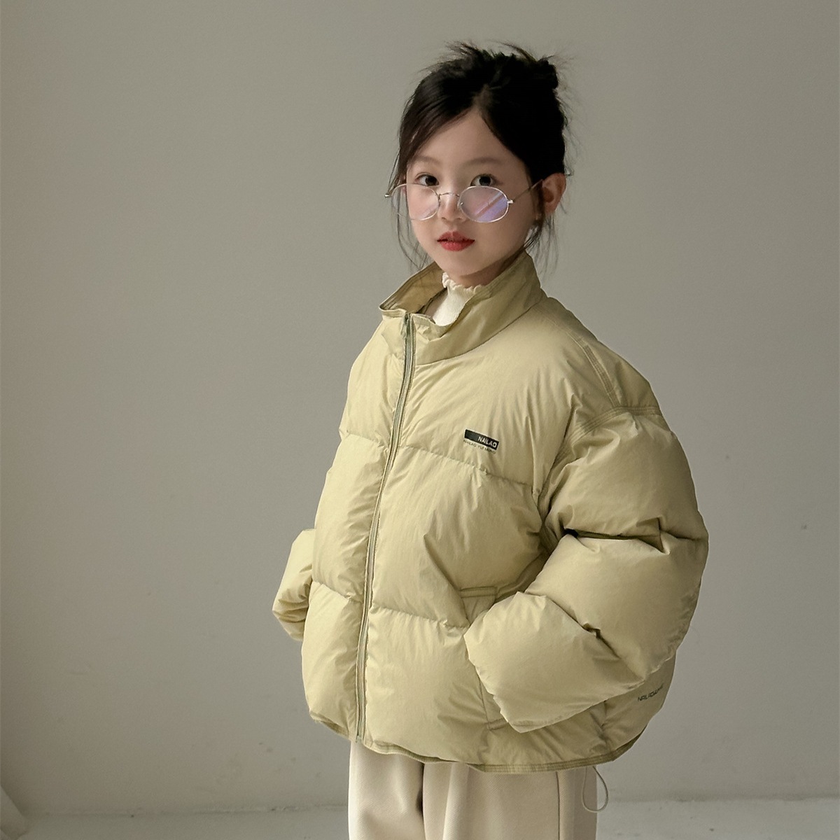 Huayuxun 女の子ダウンジャケット冬服 2024 新しい多用途肥厚ショートジャケット暖かい子供ダウンジャケットトレンド