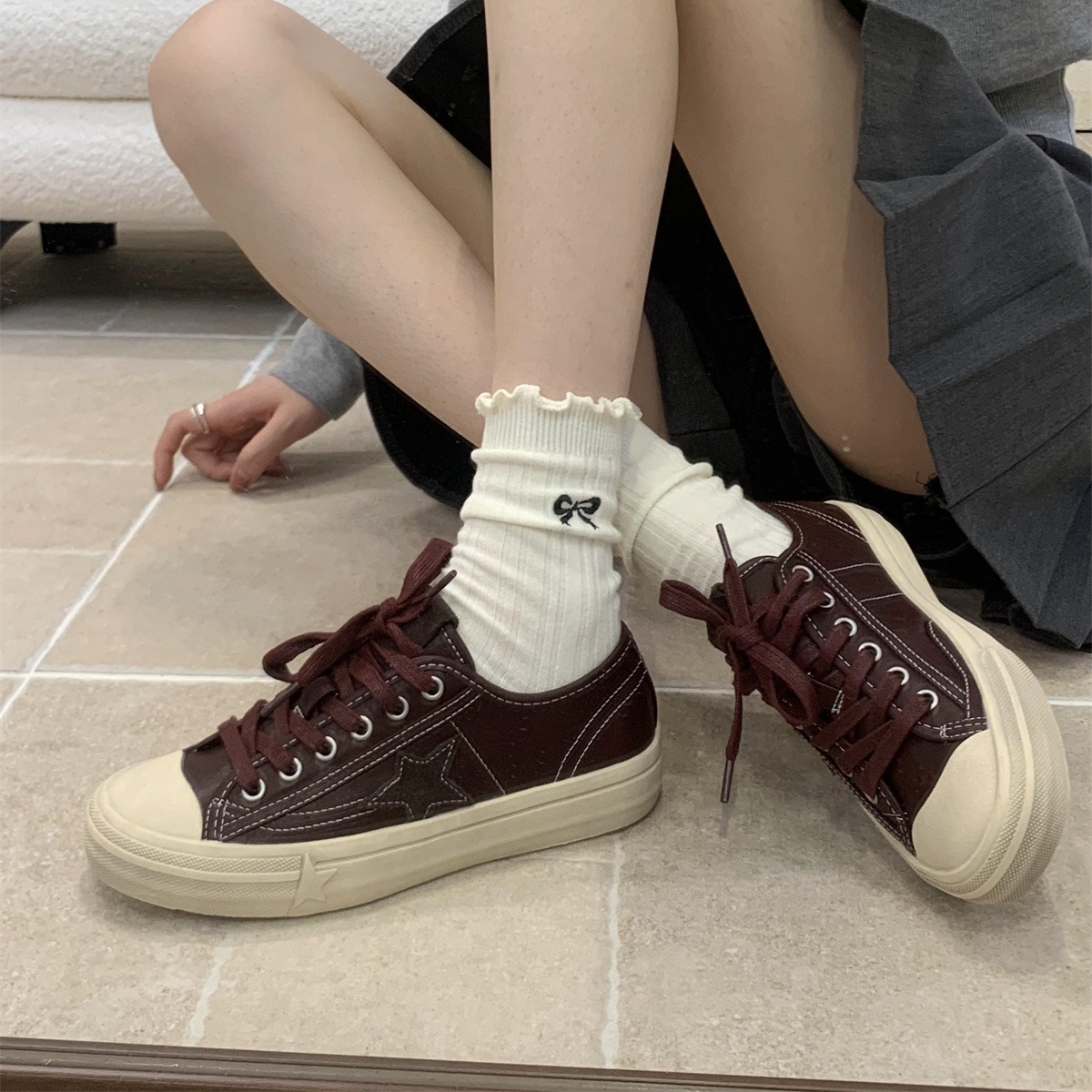 11 古いレトロのフラットソーススターダーティウーマンズシューズ2024新しい秋と冬のスポーツカジュアルシューズ女性用ラウンドヘッドボードシューズ r n1001- Jov3m005コーヒーカラー