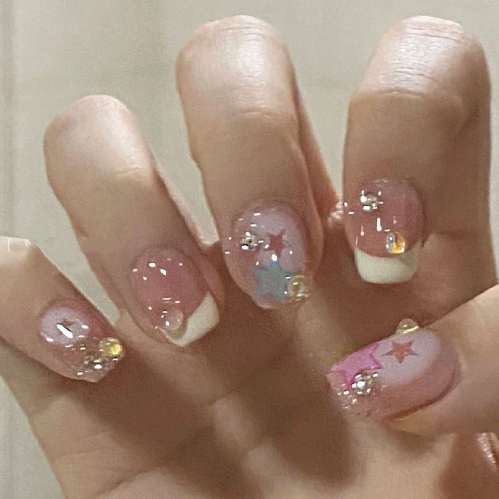 Xiaohongshu同じスタイルのフレンチステッカースターマニキュアを着て爪を白くする偽のネイルパッチは取り外して繰り返し使用できます