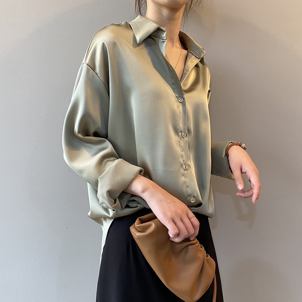 シャツ レディース トップス 袖あり 長袖 襟付き 前開き きれいめ シンプル 大人 上品 おしゃれ かっこいい レギュラーカラー サテン こなれ感 とろみ感 グレー グリーン ホワイト ブラック