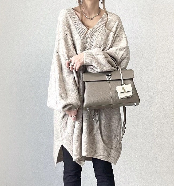 【魅力を徹底解剖】大流行新作シンプルVネックスリット無地ニットワンピース