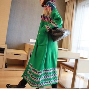 2色 アウター ガウン レディース 秋冬 個性的 軽い ひざ丈 膝下 ミモレ 長袖 ドロップショルダー 萌袖 Vネック ストレート Iライン バックコンシャス ポケット 前開き 編み込み 伸縮性 色展 5,443円