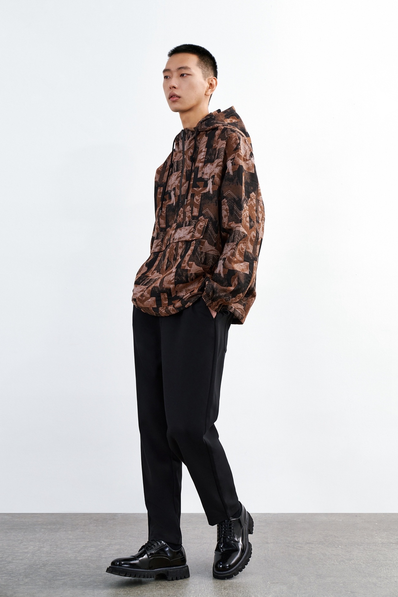 春 メンズ レトロ プリント ルーズ フード付き ブラウスシャツ ユニーク デザイン 個性的なデザイン カーキブラウン XS S M L トップス ブラウス 袖あり 長袖 きれいめ シンプル 大人