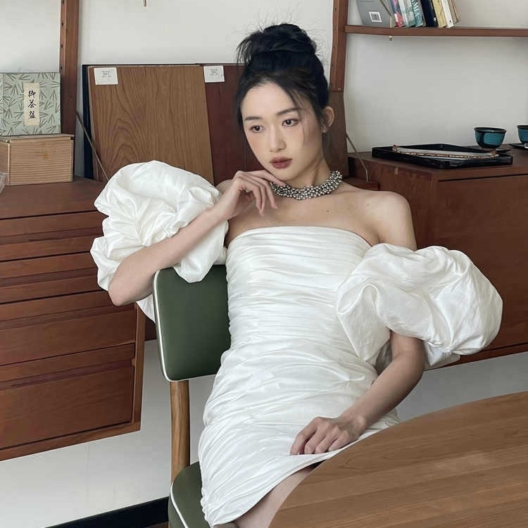 フランスの白いサテンの短いタイプの軽いウェディングドレスの新型パーティーのセクシーな朝の服の結婚の婚約の証明書の小さいドレス 5,836円