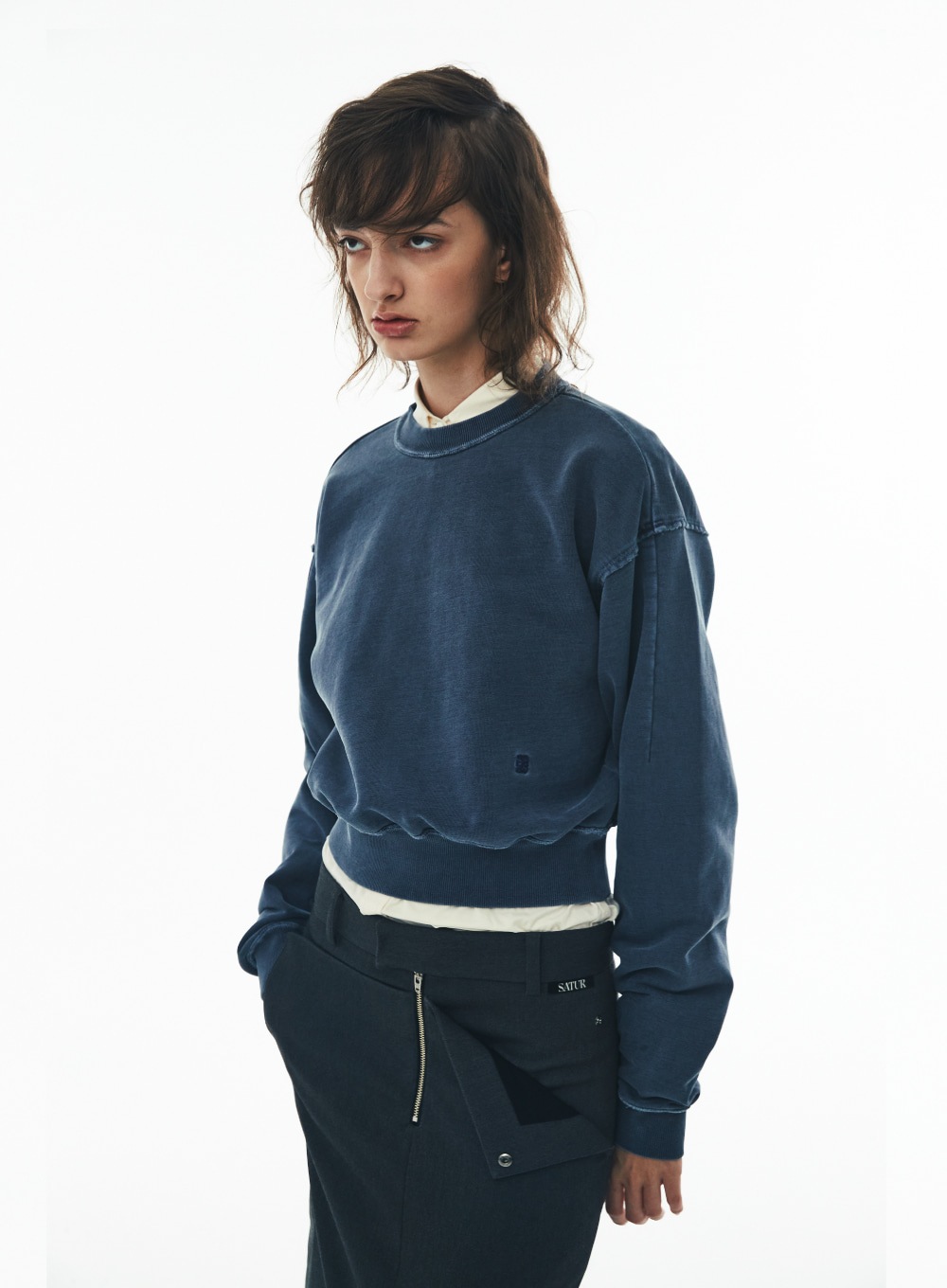 【SATUR】 WELLS CROP SWEATSHIRT : VINTAGE NAVY