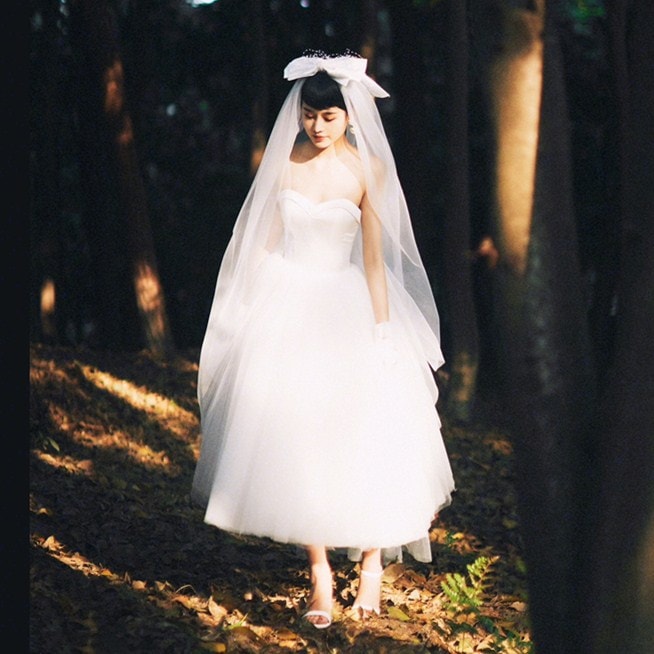 フランス式軽ウェディングドレスサテン超仙簡約ヘボン短めスリム森系旅撮り小柄白色外出紗春