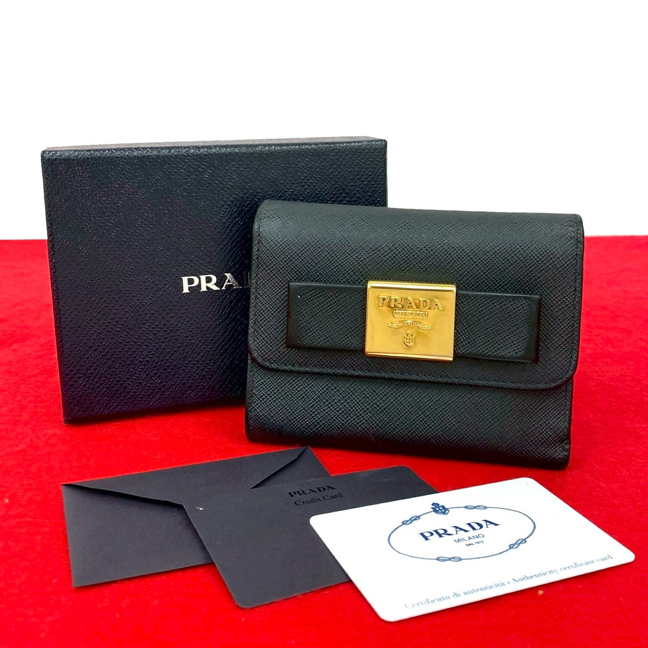 ロゴ 金具 リボン モチーフ三つ折り財布 レザー ブラック 22218