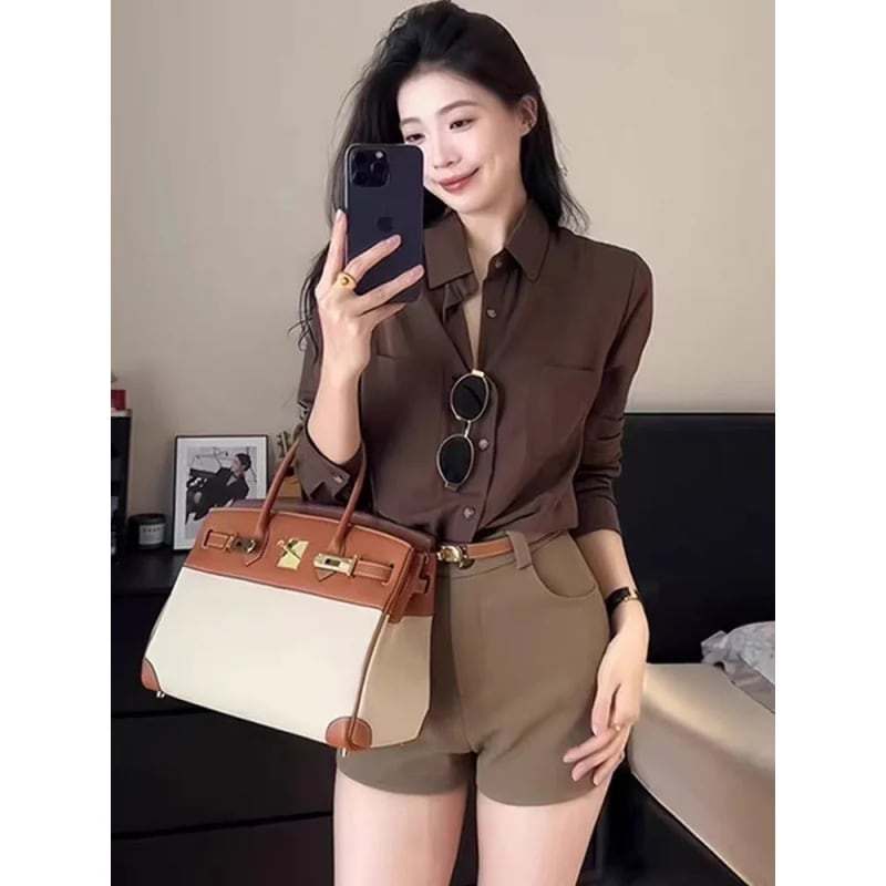 フランス風のコーヒー色のシャツ女性用2025年の新スタイル軽い贅沢さと高級感初秋の長袖インナーシャツトップス