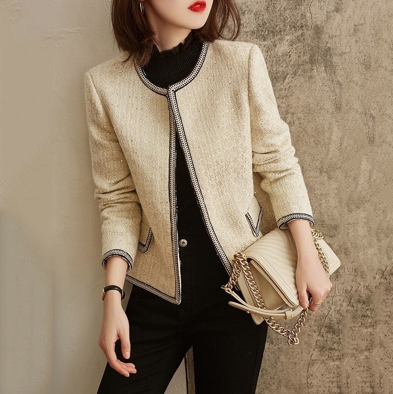 トップス アウター ジャケット 上着 ミディアム丈 袖あり 長袖 ラウンドネック 襟なし ノーカラー ストレート 前開き ポリエステル ウール ツイード かわいい 大人可愛い きれいめ シンプル