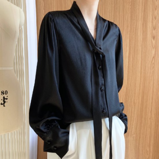 長袖シャツ レディース ブラウス ボウタイ リボン Ｖネック トップス フロントボタン ドレープ 光沢 シンプル 無地 きれいめ カジュアル お出かけ おしゃれ エレガント OL オフィス フォーマル 5,660円