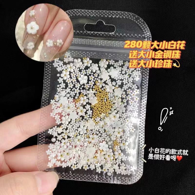 【1つ買うと1つ無料】 スタイルマニキュア白い花のサイズに金と銀の鋼球を混ぜ合わせた立体的な5枚の花びらの花のネイルアクセサリーオールマッチ