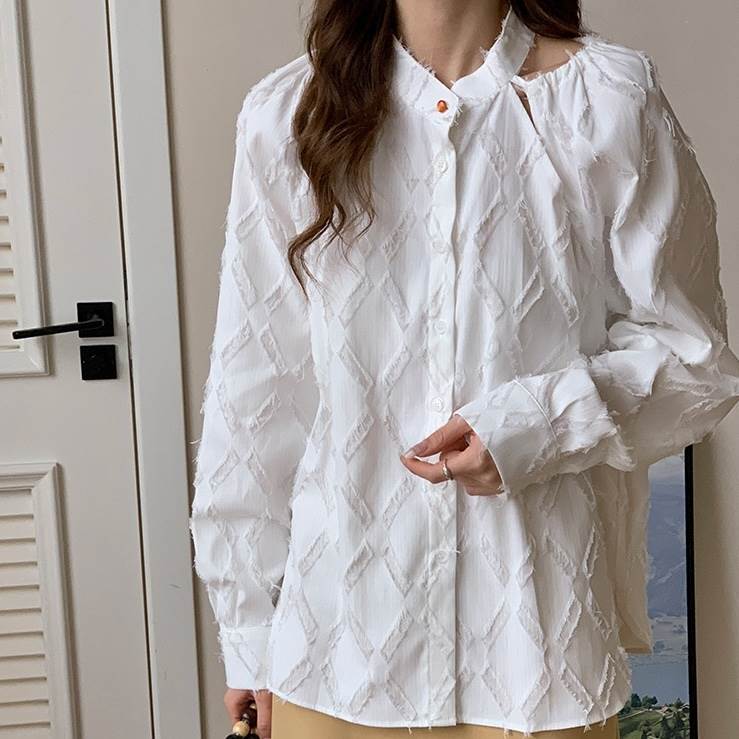 トップス レディース シャツ ブラウス 白シャツ 個性的 春 秋 裾イン 長袖 肩出し 襟なし ノーカラー 前開き フリル ボタン ホワイト ブルー 無地 ストライプ S M L 大学 パーティー イ