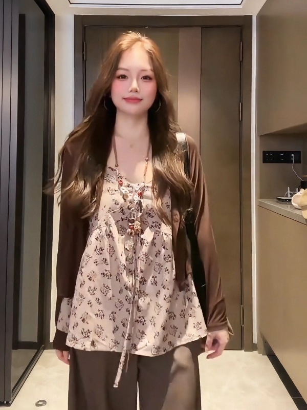大きいサイズのレディースレトロ花柄キャミソールとカーディガンのセットアップ早秋向けぽっちゃりさん向けの着痩せ効果のカジュアルファッションセットアップ