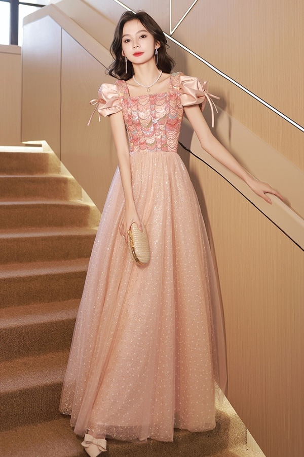 タキシードのスカートの女性の高級感の誕生日は贈り物の司会者になります