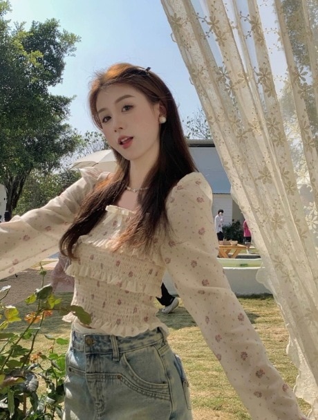 トップス シャツ ブラウス プルオーバー ショート ショート丈 袖あり 長袖 スクエアネック 襟なし スリム 細身 スマート フリル リボン 透け感 伸縮性 薄手 かわいい カジュアル おしゃれ