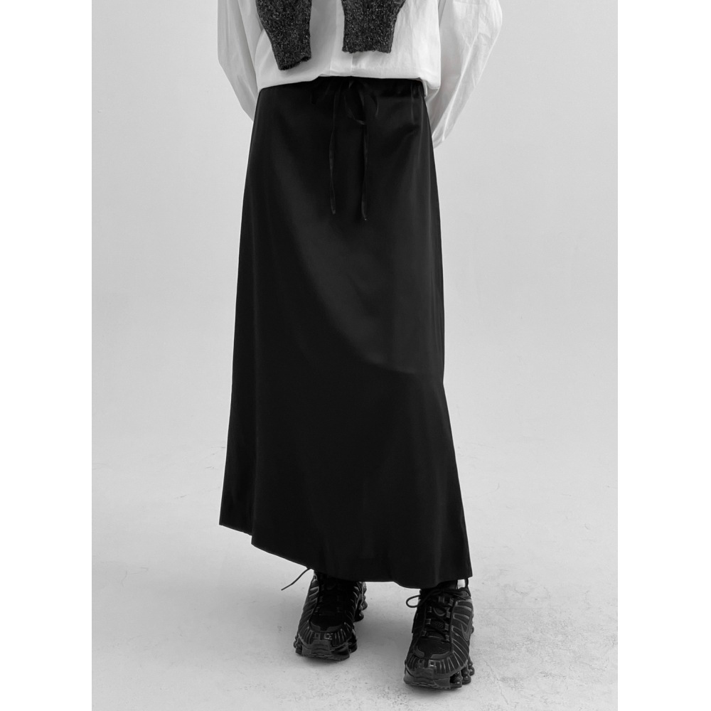 ブラックアップバイアンサテンスリットロングスカート