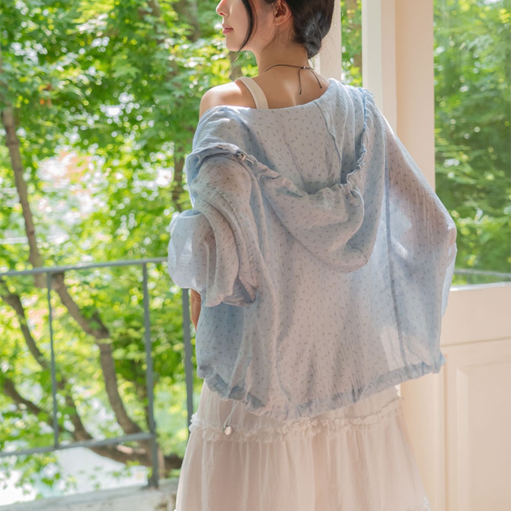 ロエリーフラワーフードウィンドブレーカージャンパー