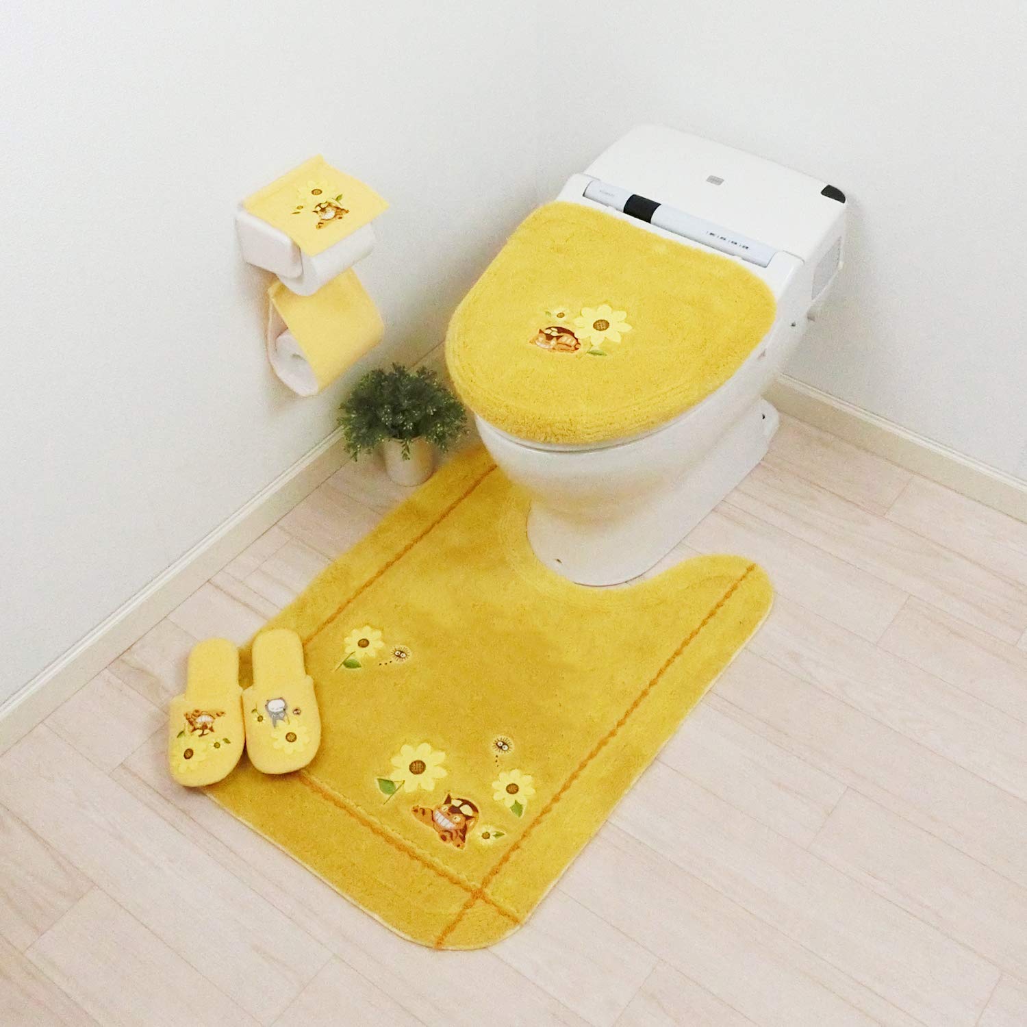 となりのトトロ ねこバス ロング トイレマット セット ４点 イエロー 兼用型 ジブリ センコー トトロ 花のバス停 黄色
