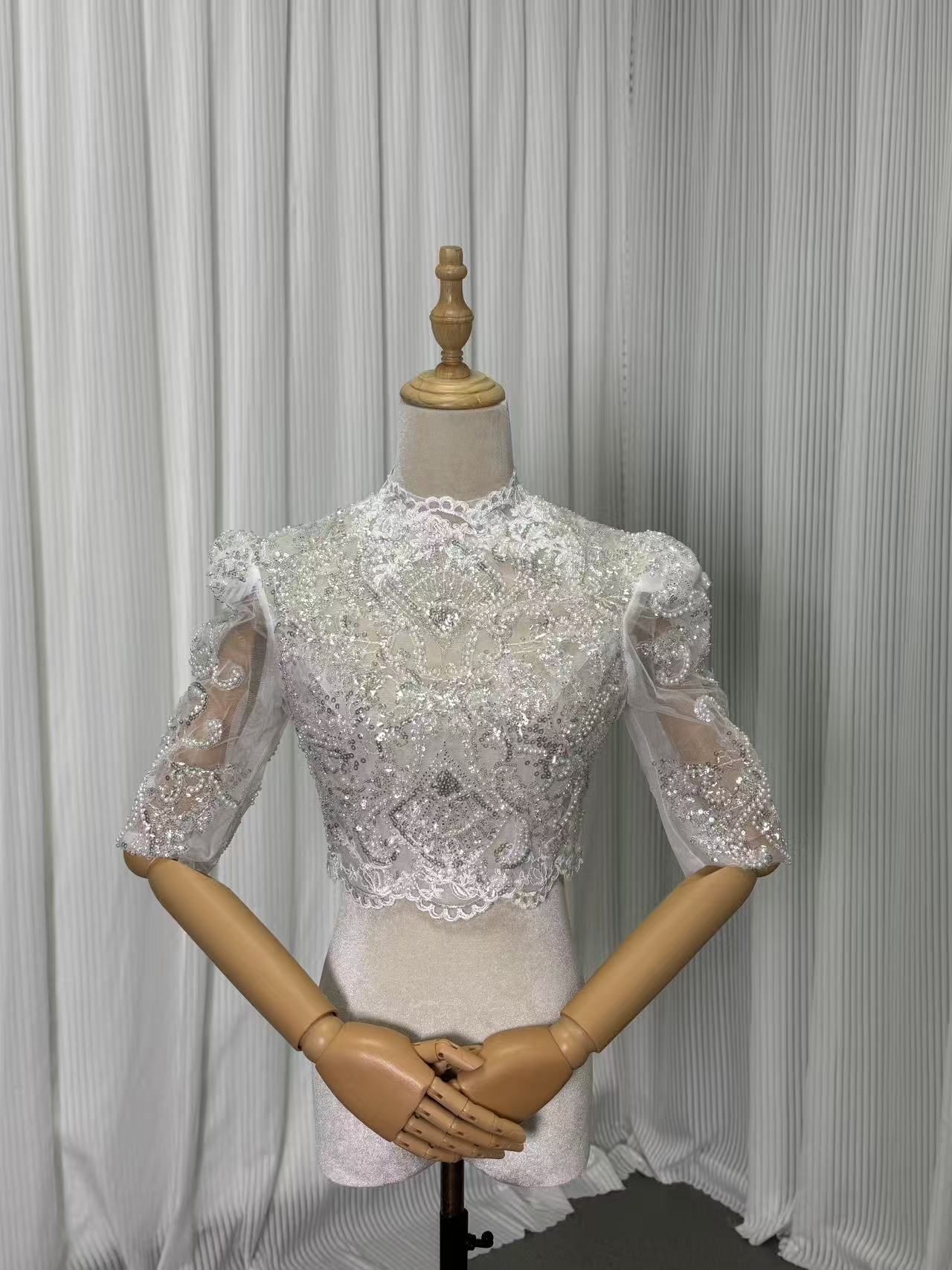 ボレロ ウェディングドレス 半袖 キラキラスパンコール 繊細レース ハイネック くるみボタン 結婚式