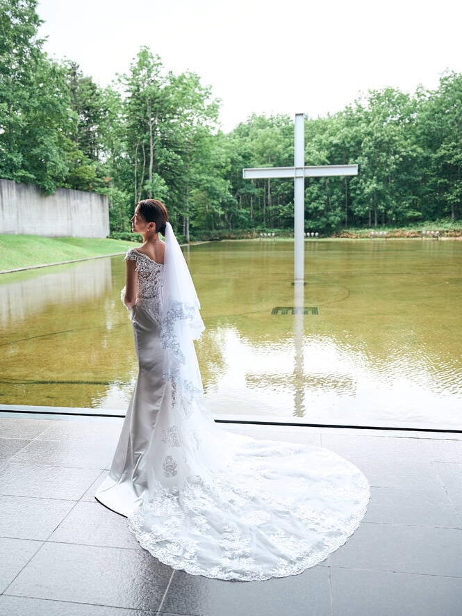 実例写真！ウェディングドレス Vネック セクシー 美しい花レース 華やかなトレーン マーメイドライン 前撮り