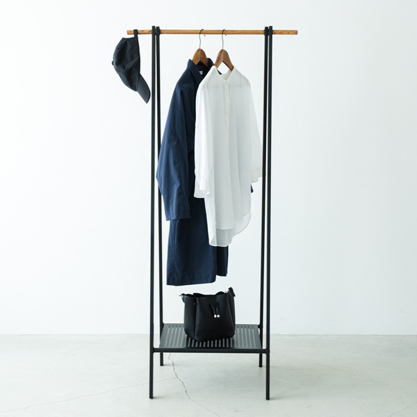 (2個セット)棚付木目柄ハンガーラック(ブラック/黒) 幅70cm×奥行44.5cm コートハンガー/スリム/折りたたみ/モダン/収納/洋服掛け/おしゃれ/収納棚付き/衣... 10,072円